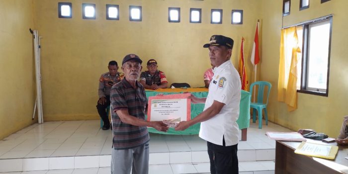 Pastikan Penyaluran BLT-DD Tepat Sasaran, Kepala Pemerintahan Kec. Tabona Ajak Warga Perduli Kebersihan