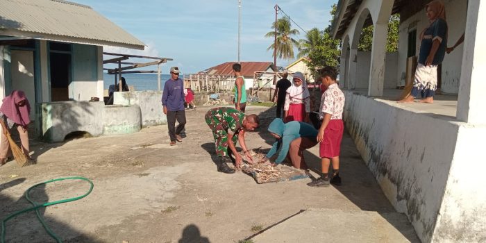 Jelang Lebaran Idul Fitri, Babinsa Desa Ona dan Masyarakat Bakti Sosial