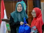 Tim Penggerak PKK Kota Dumai Bagikan Ratusan Sembako Ke Masyarakat Penerima Manfaat