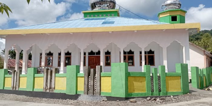 Pembangunan Pagar Masjid Fatiba Belum Selesai Suda Diberikan Cat, Ada Apa ?