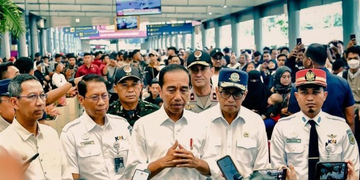 Presiden RI, Meninjau Secara Langsung Arus Mudik Lebaran Di Stasiun Pasar Senin