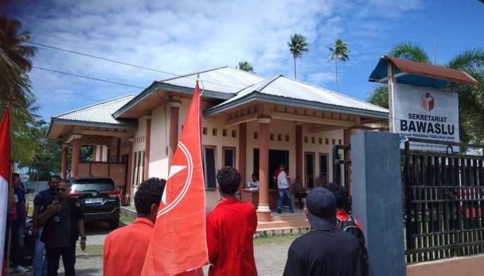 Tidak Netral, Tiga Organisasi Marhaenis Demo Bawaslu Sula.
