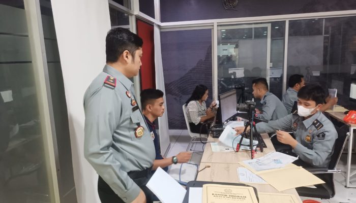 KEPALA KANTOR IMIGRASI BELAWAN GUNTUR S SIMANJUNTAK SH. SARANKAN PAKAI APLIKASI PLAYSTORE DAN APPSTORE BAGI MASYARAKAT PEMOHON PASPORT