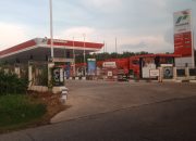 SPBU No. 16.287.055 Sungai Selari Tabrak Aturan/Surat Edaran Menteri ESDM Tentang Larangan Pengisian Menggunakan Jerigen
