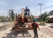 Pj Kades Hutan Panjang Bersinergi Dengan Masyarakat Lakukan Perbaikan Jalan yang Rusak