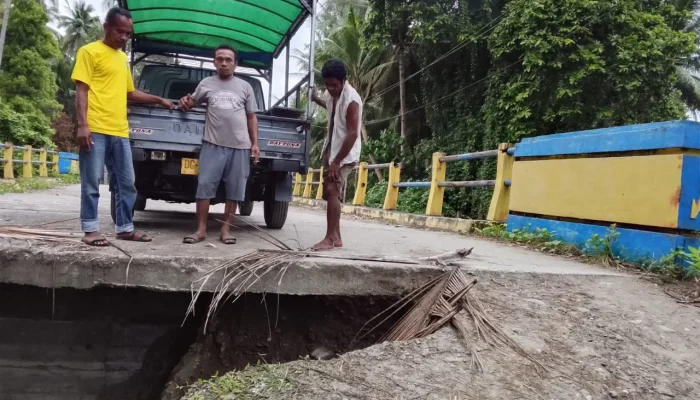 Jembatan Penghubung Desa Wai Ina-Sekom Putus, Warga Buat Jalan Darurat