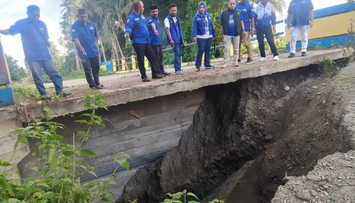Usai Salurkan Sembako, Fraksi Demokrat Tinjau Jembatan Waibaka