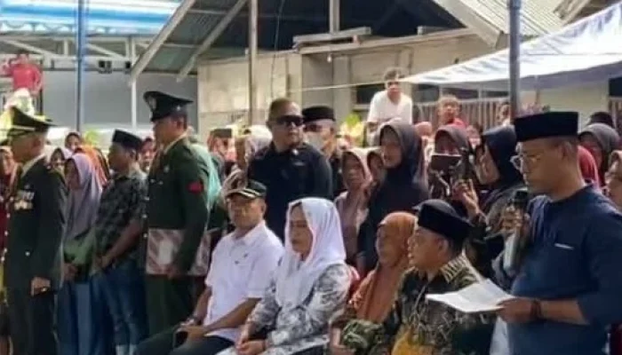 Bupati Kepulauan Sula Hadiri Pemakaman Pratu Haris