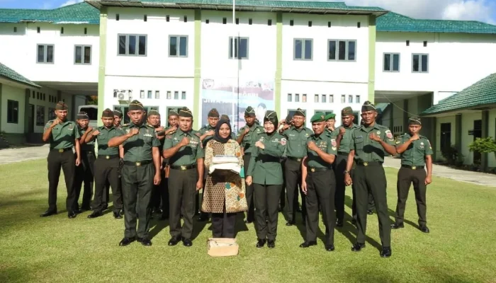 Kasih Negara untuk Pejuang Bangsa: Kodim 1510/Sula Serahkan Seragam PNS kepada Kakak Almarhum Pratu Haris Umaternate