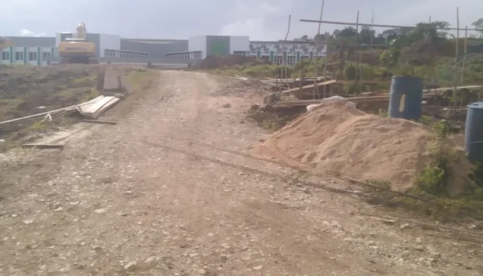 Warga Desa Dofa Pertanyakan Proyek Jalan dan Pekerjaan Siluman di RS Pratama Fam Dofa