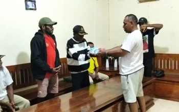 Ali Jahuri Serahkan Bingkisan Natal Senilai Rp35 Juta kepada Jemaat GKI Imanuel Benawa II