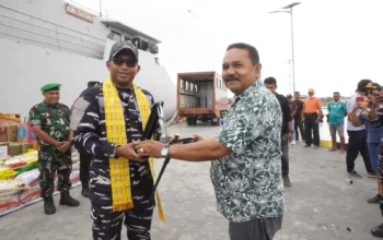 Pemkab Halmahera Utara Terima Bantuan Bencana dari Koarmada III melalui KRI Tatihu 853