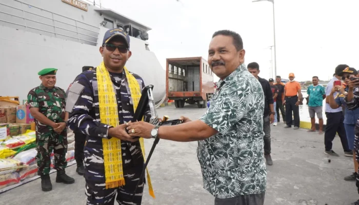 Pemkab Halmahera Utara Terima Bantuan Bencana dari Koarmada III melalui KRI Tatihu 853