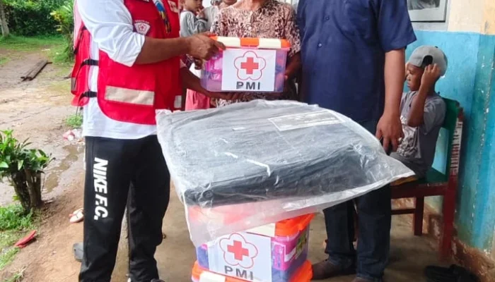 PMI Halbar Salurkan Bantuan untuk Korban Banjir dan Longsor di Kecamatan Loloda