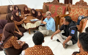 Masmina Ali dan Ajis Umanahu Berbagi Kisah Perjalanan Hidup kepada Siswa SMA Negeri 1 Sanana