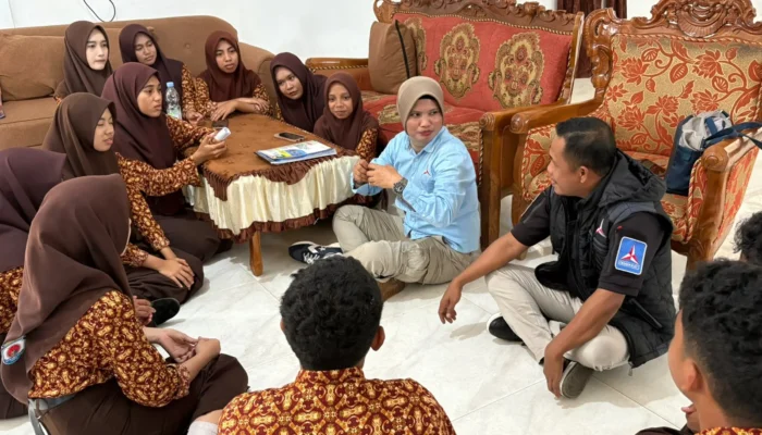 Masmina Ali dan Ajis Umanahu Berbagi Kisah Perjalanan Hidup kepada Siswa SMA Negeri 1 Sanana