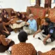 Masmina Ali dan Ajis Umanahu Berbagi Kisah Perjalanan Hidup kepada Siswa SMA Negeri 1 Sanana