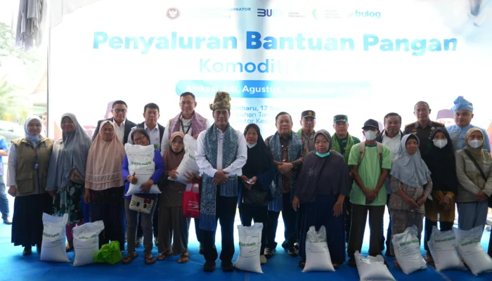 Pangdam XIX/Tuanku Tambusai Hadir Bersama Mentan Amran Salurkan Bantuan Pangan