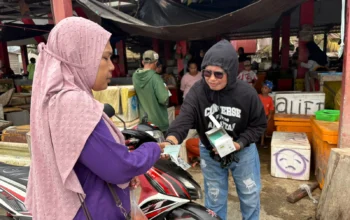Wakil Ketua Komisi Masmina Bagikan 1.000 Masker di Pasar Basanohi Fogi