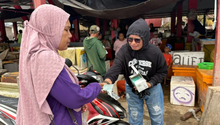 Wakil Ketua Komisi Masmina Bagikan 1.000 Masker di Pasar Basanohi Fogi
