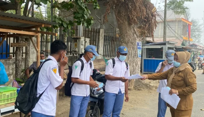 Dinkes Kepulauan Sula Bagikan Masker Gratis untuk Antisipasi Kabut Asap Karhutla